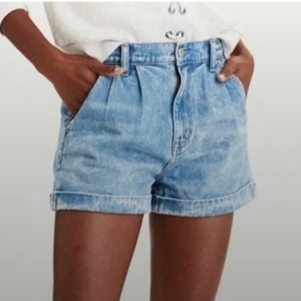 American Eagle Pleated High Rise Mom Shorts Cuffed Light Wash Denim Women's 8